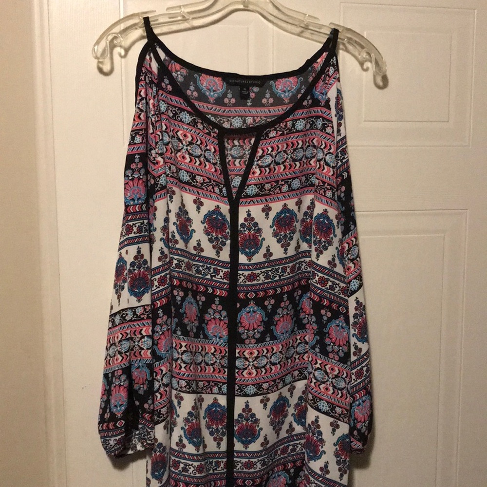 Signature Studio - XL cold shoulder long sleeve blouse! Cute 😊